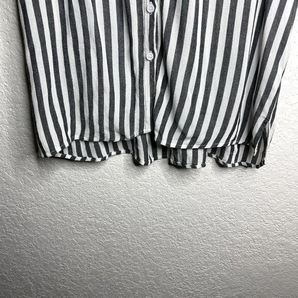 SOLD ON EBAY DOE + Rae Womens Gray and White Striped Button Up Top Size M - Picture 4 of 7